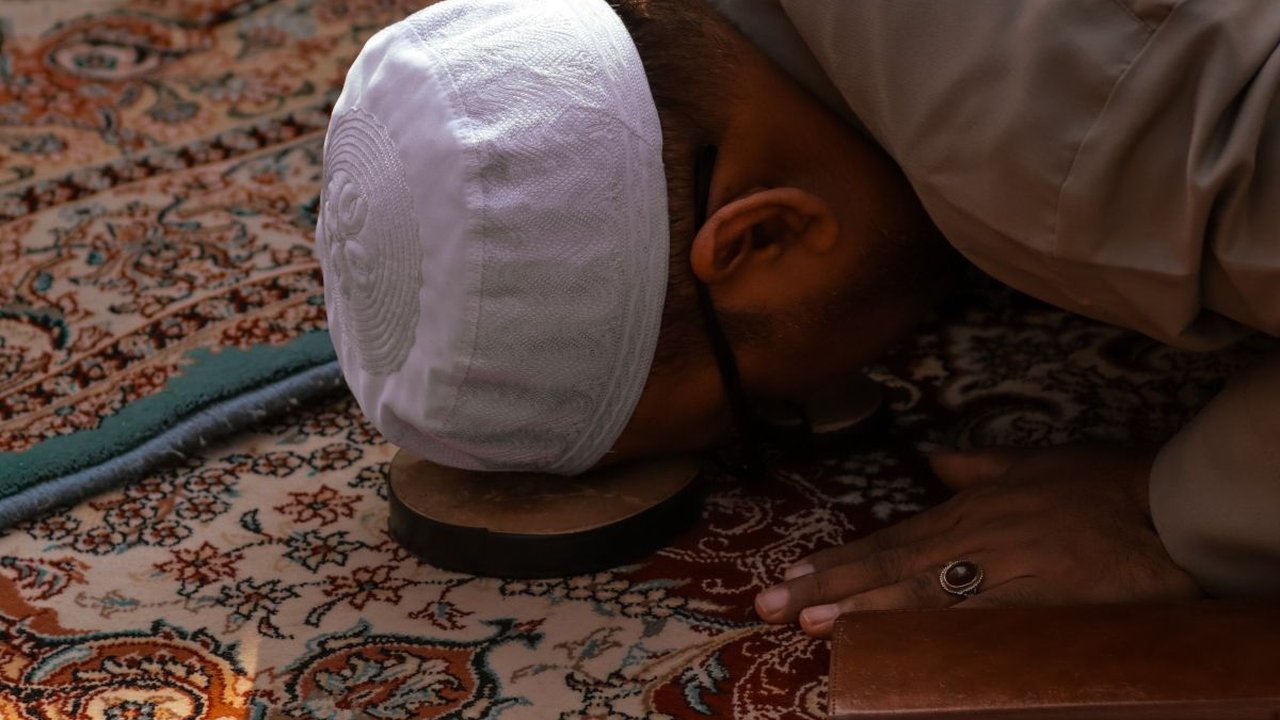 Doa Sujud Arab, Latin, dan Terjemahannya yang Penting Diketahui