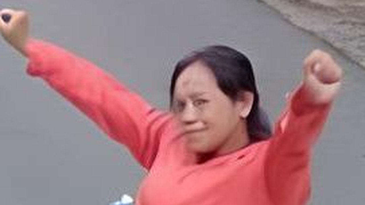 Senang Akhirnya Diperbaiki, Warga Sumedang Ini Rayakan Jalan Baru dengan Cara Tak Biasa