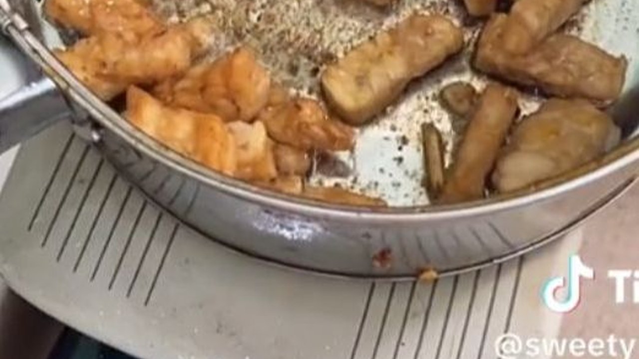 Gas Habis, Aksi Nyeleneh Anak Kos Masak Pakai Setrika Ini Jadi Sorotan