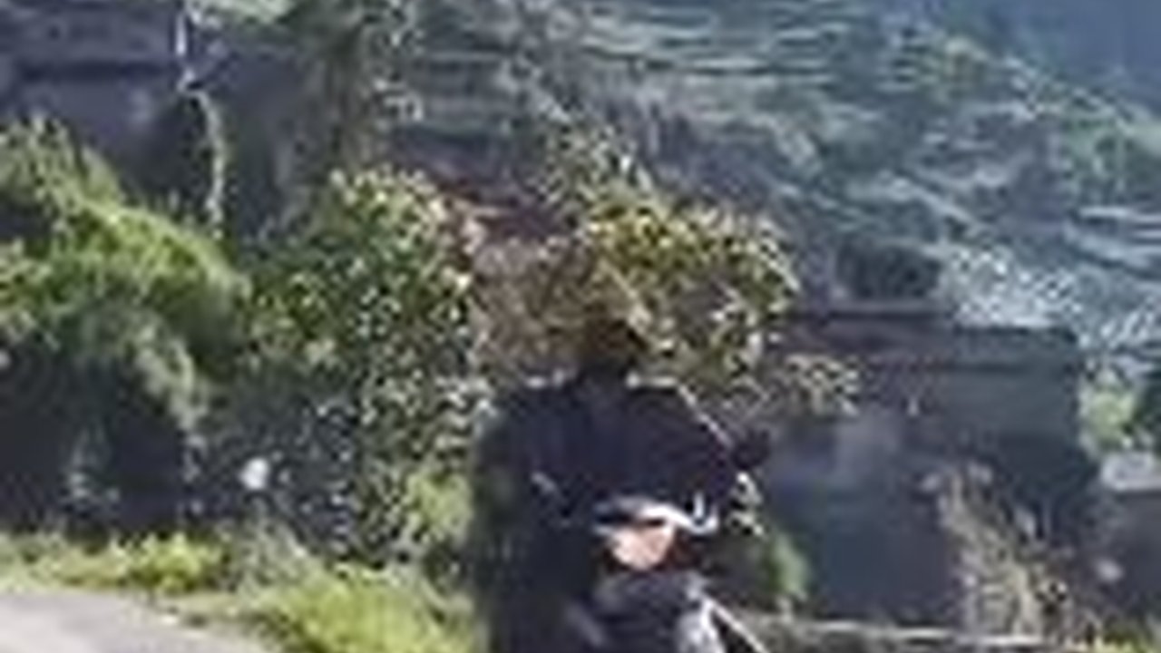 Desa Ini Lokasinya di Pinggir Jurang Tapi Padat Penduduk, Pemandangannya Ternyata Indah Banget