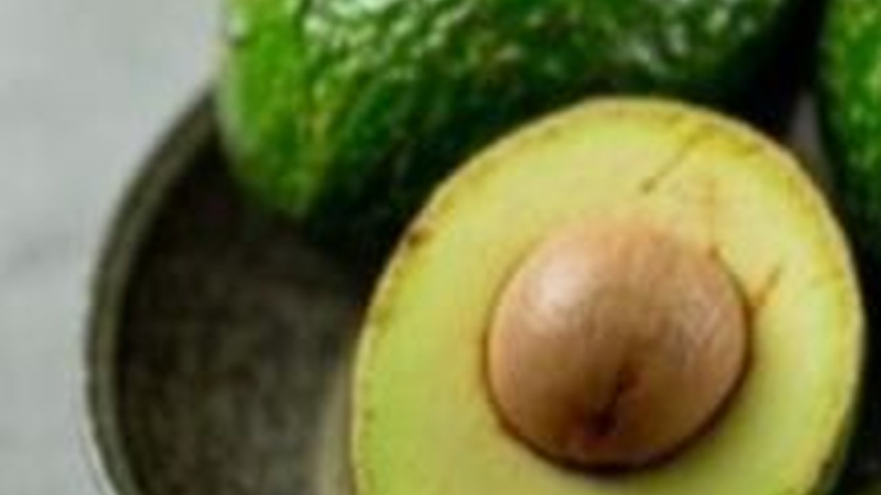 Hanya Pakai Tusuk Gigi, Buah Alpukat Bisa Cepat Matang