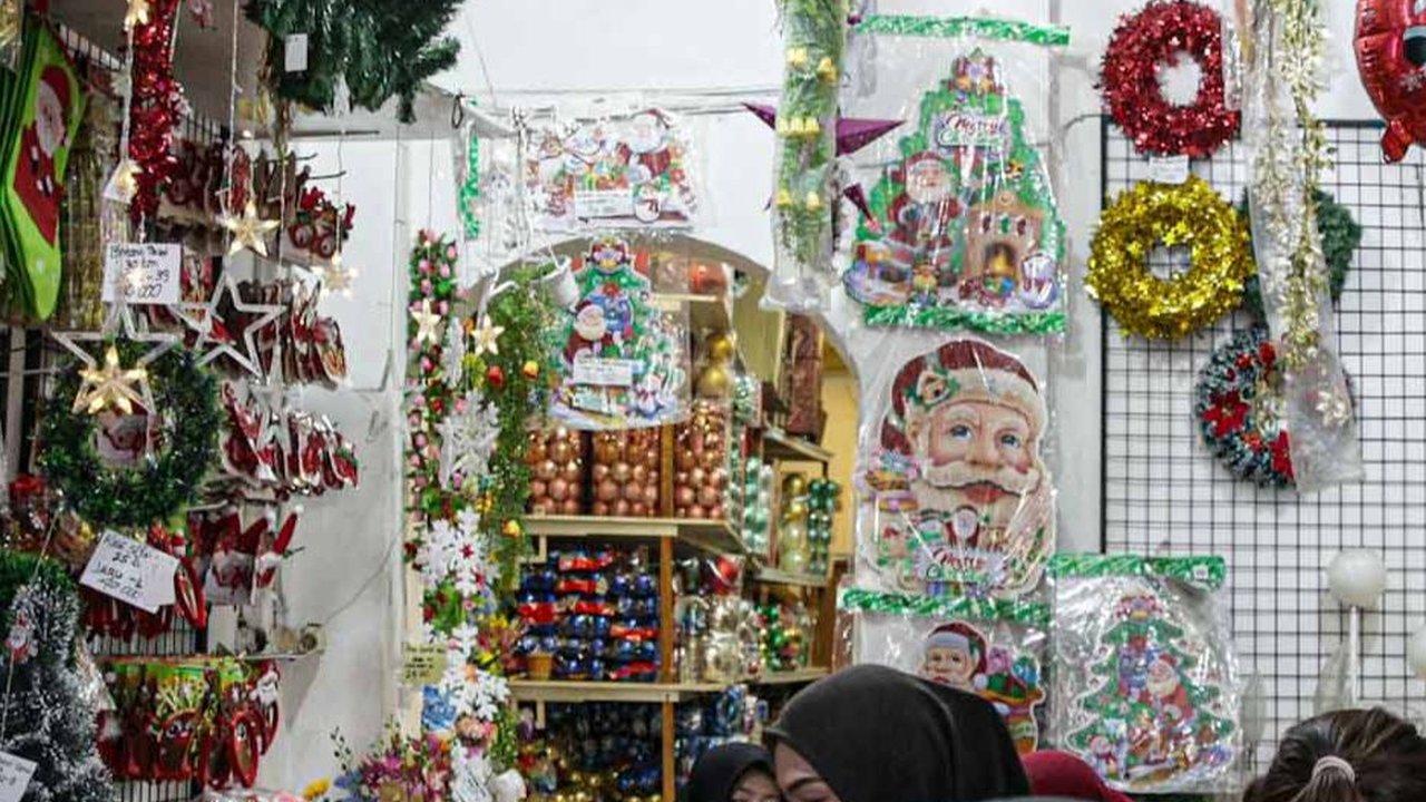 FOTO: Suasana Pasar Asemka yang Mulai Diserbu Para Pemburu Pernak-Pernik Natal