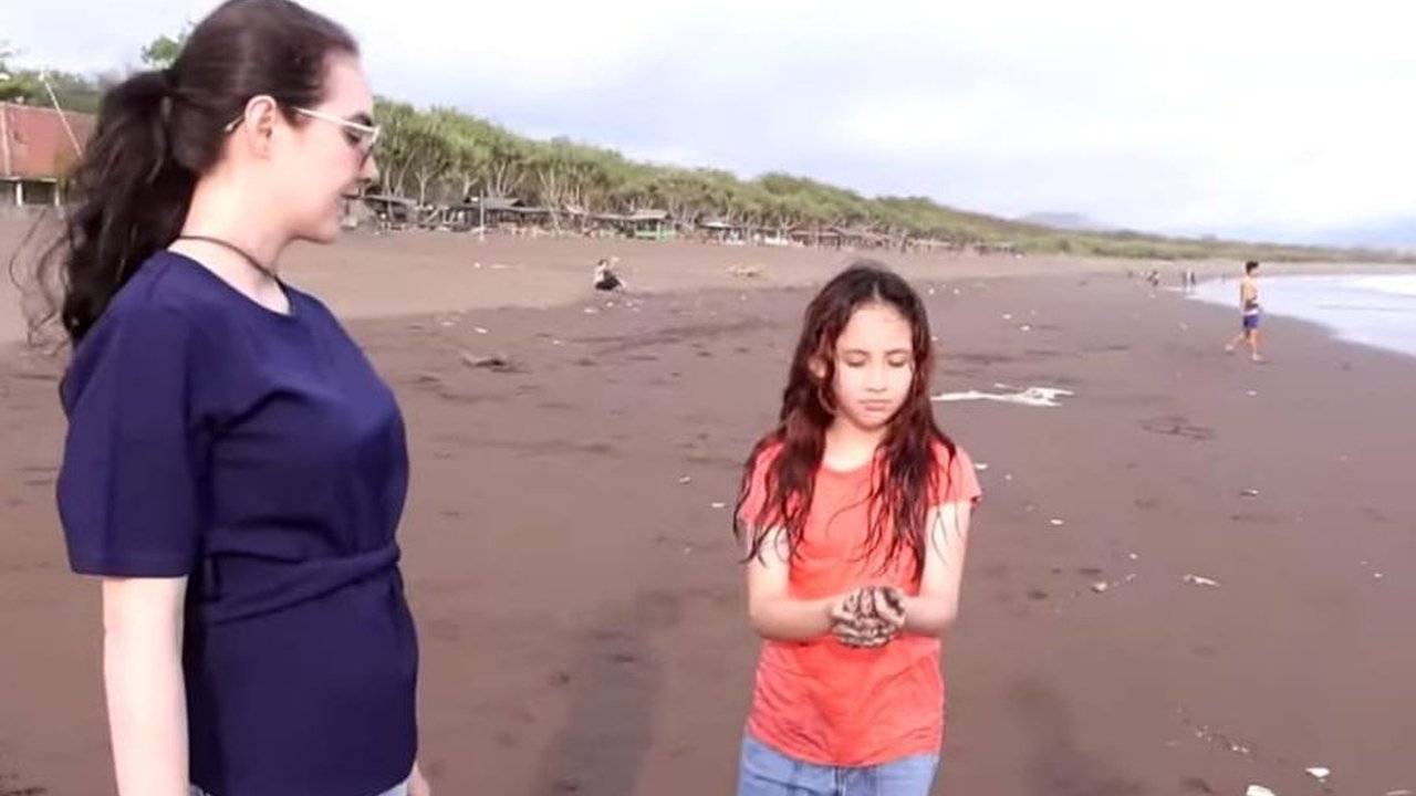 Jadi Istri Pejabat, Begini Potret Liburan Sederhana Arumi Bachsin di Jember - Main Layang-layang di Pantai Bareng Anak