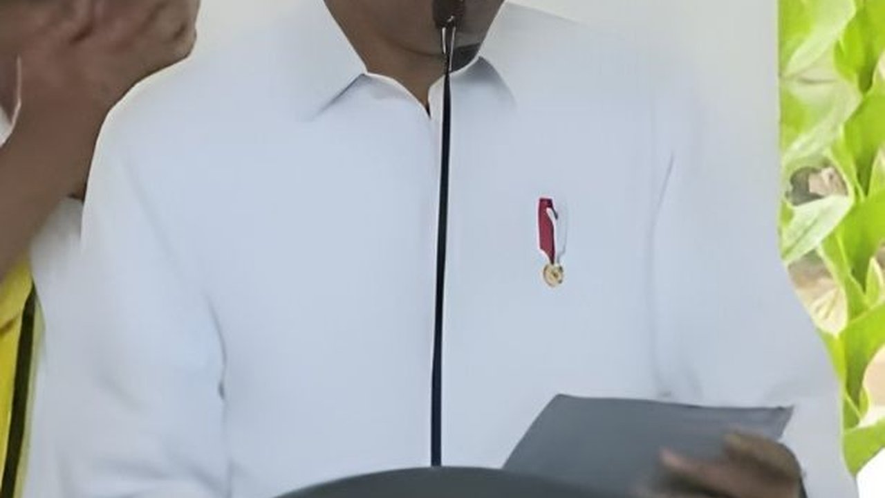 VIDEO: Jokowi Beri Kejutan ke Dika Siswa SMK yang Pinjami Topi Sekolah