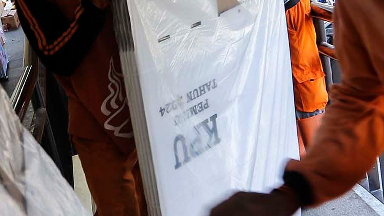 FOTO: Ribuan Bilik dan Kotak Suara Pemilu 2024 Mulai Didistribusikan ke Tingkat Kecamatan