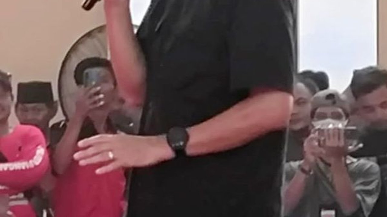 Ganjar Prihatin Dengar Emak-Emak di Bekasi Curhat Ditipu Calo Tenaga Kerja