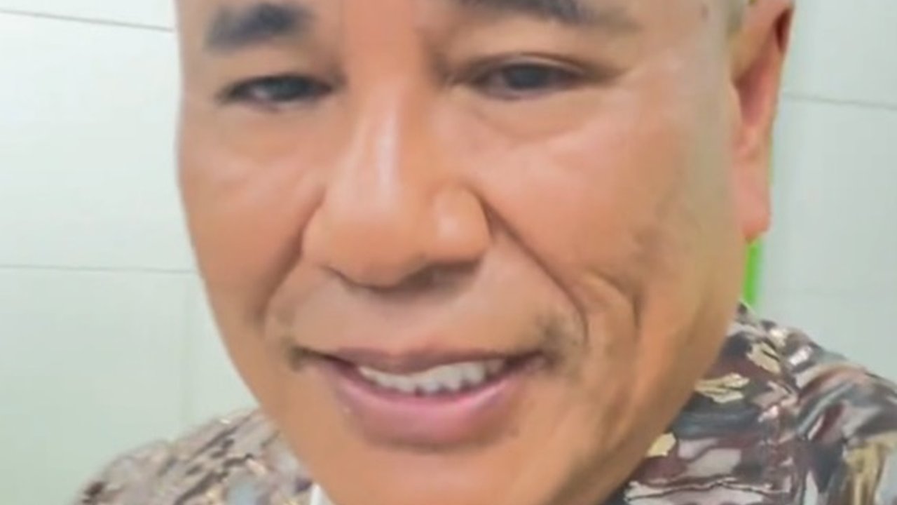 Momen Hotman Paris Makan Mi Rebus Tengah Malam di Warteg, Pamer Dasi Rp50 Juta