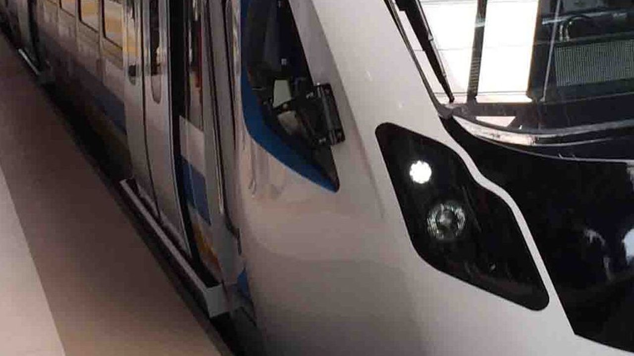 Kronologi Kereta Feeder Whoosh Tabrak Mobil di Bandung Barat, Perlintasan Tak Dijaga Petugas
