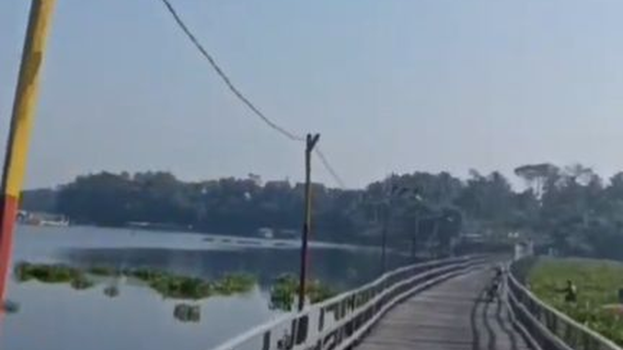 Sensasi Melintas di Atas Jembatan Kayu Merlin, Bisa Lihat Pemandangan Eksotis Waduk Saguling