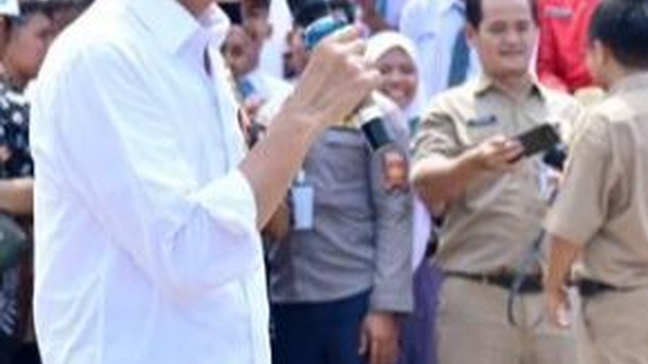 Momen Presiden Jokowi Kepanasan Hingga Pinjam Topi Siswa SMK, Ternyata Mengaku Fans
