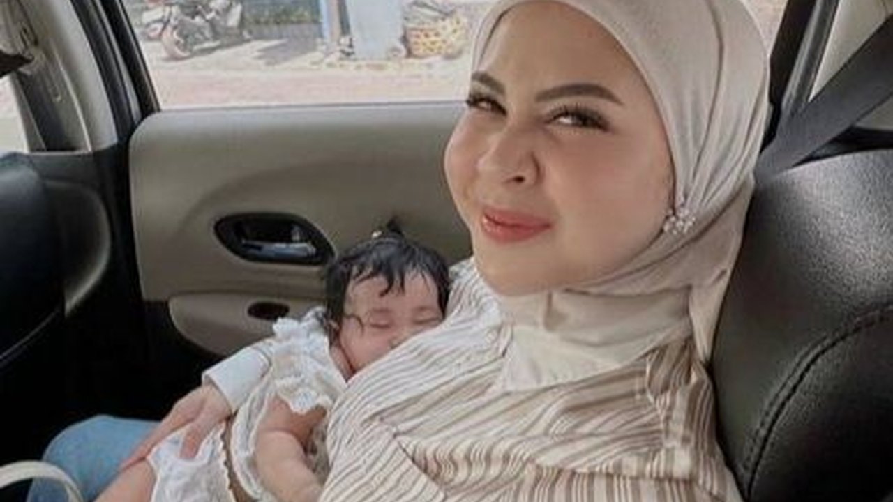 Mahmud Cantik Berhijab dan Stylish Banget, Ini 8 Potret Kesha Ratuliu Momong Dua Anak