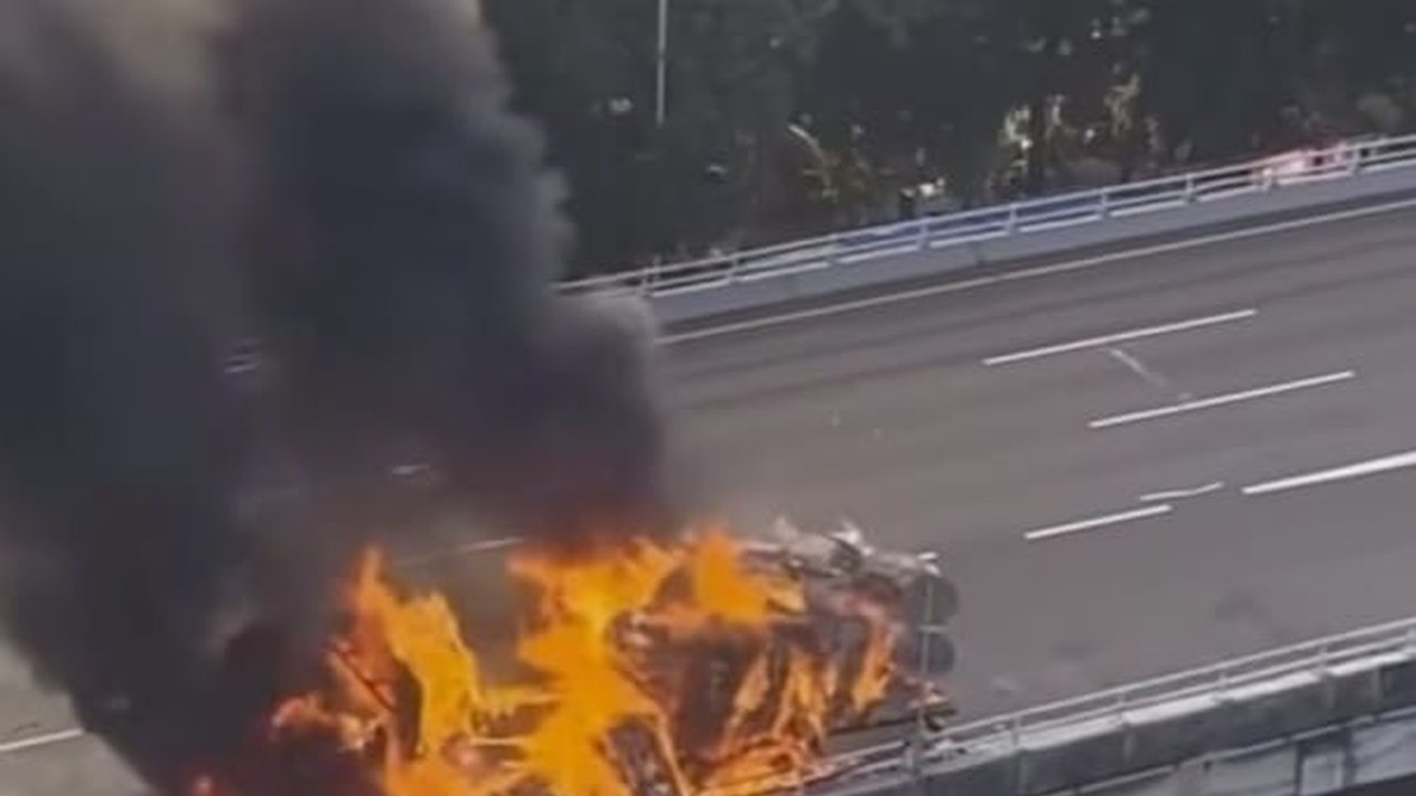 Viral Truk terbakar di KM 16 Tol Dalam Kota, Ternyata Ini Penyebabnya