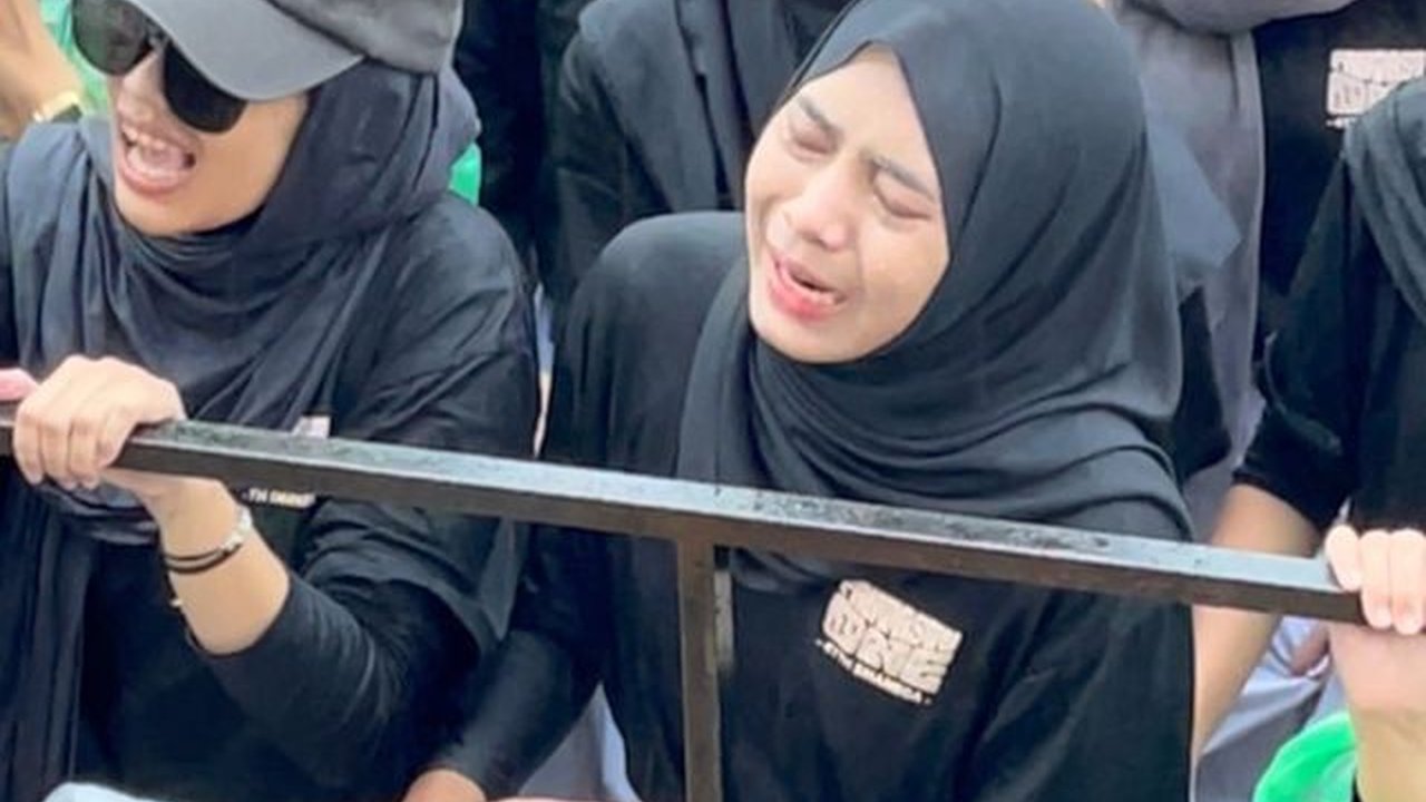 VIDEO: Temannya Asik Joget Koplo, Wanita Ini Malah Nangis di Tengah Guyuran Hujan
