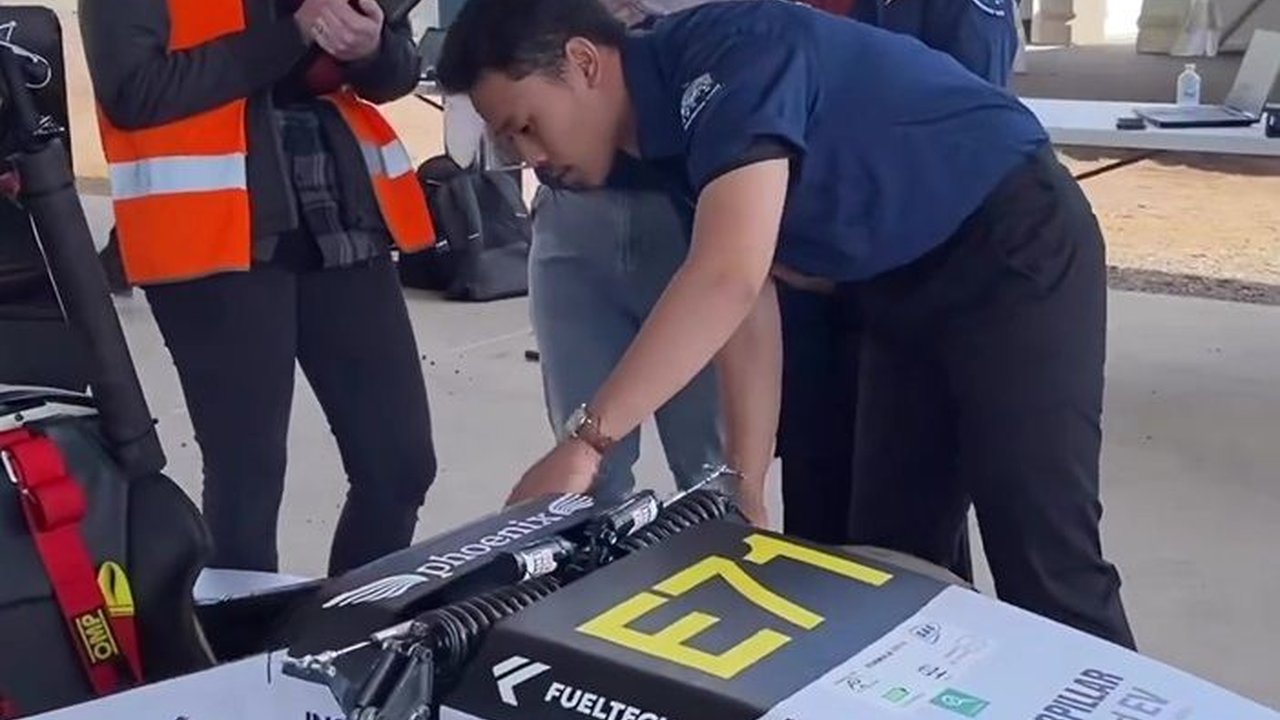 Tegang, Mobil Phoenix AF-04 dari Arjuna EV UGM Akhirnya Lulus Inspeksi Formula SAE 2023