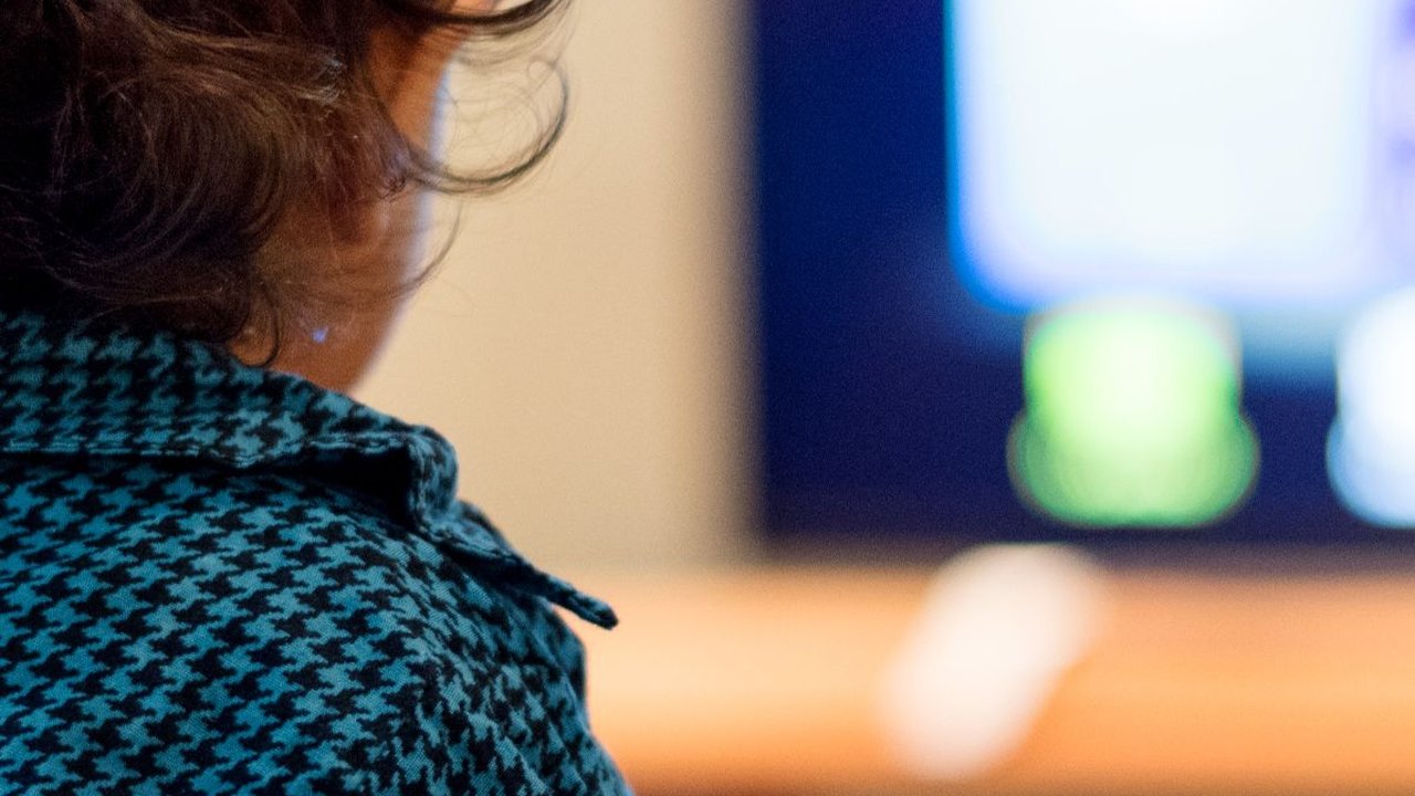 Selalu Datang Tiap Hari, Momen Anak-Anak Numpang Nonton TV di Tetangga Ini Curi Perhatian