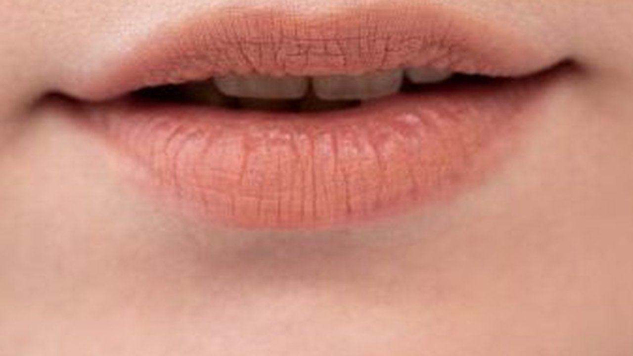 Bibir Kering? Tips Ampuh untuk Menjaga Kelembapannya