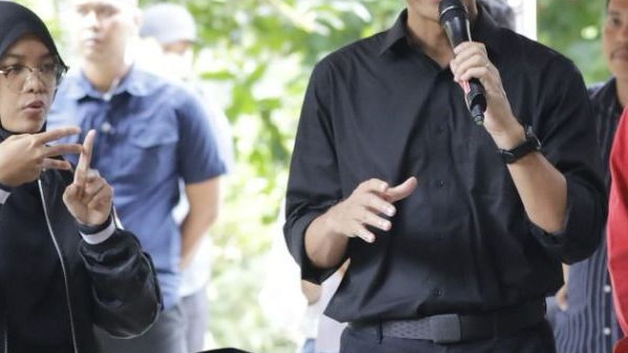 Kampanye di Karawang, Ganjar Dicurhati Ibu-Ibu 'Cari Kerja Dipersulit, Harus Bayar Rp5 Juta ke Ordal'