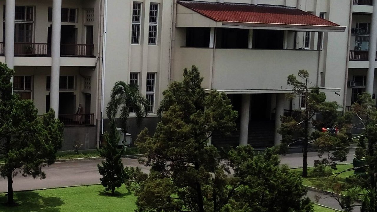 Muncul Baliho Jokowi Alumnus Memalukan Diganti Jadi Membanggakan, Kampus UGM Beri Penjelasan Begini