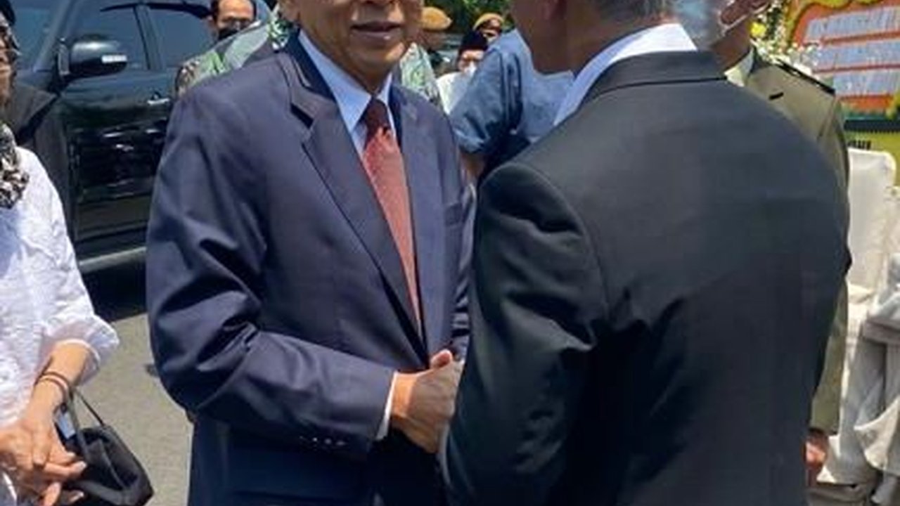 Mantan Wapres Boediono Melayat ke Rumah Duka Kuntoro Mangkusubroto