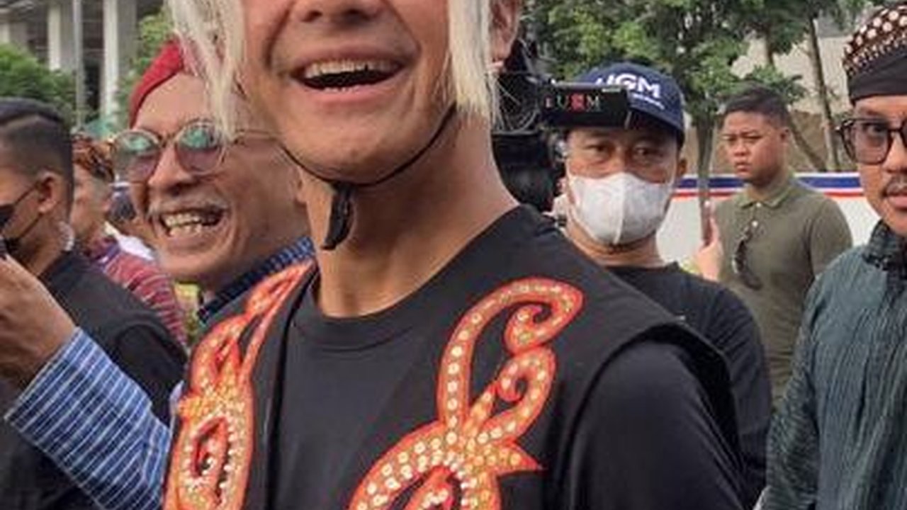 Ganjar Pakai Baju Adat Dayak saat Nitilaku Dies Natalis UGM, Ini Alasannya