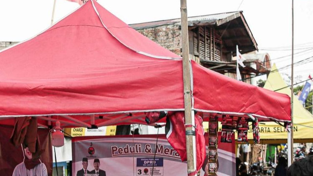 FOTO: Banner, Bendera hingga Tenda Caleg dari Sejumlah Parpol Hiasi Tempat Pengungsian Korban Kebakaran Manggarai
