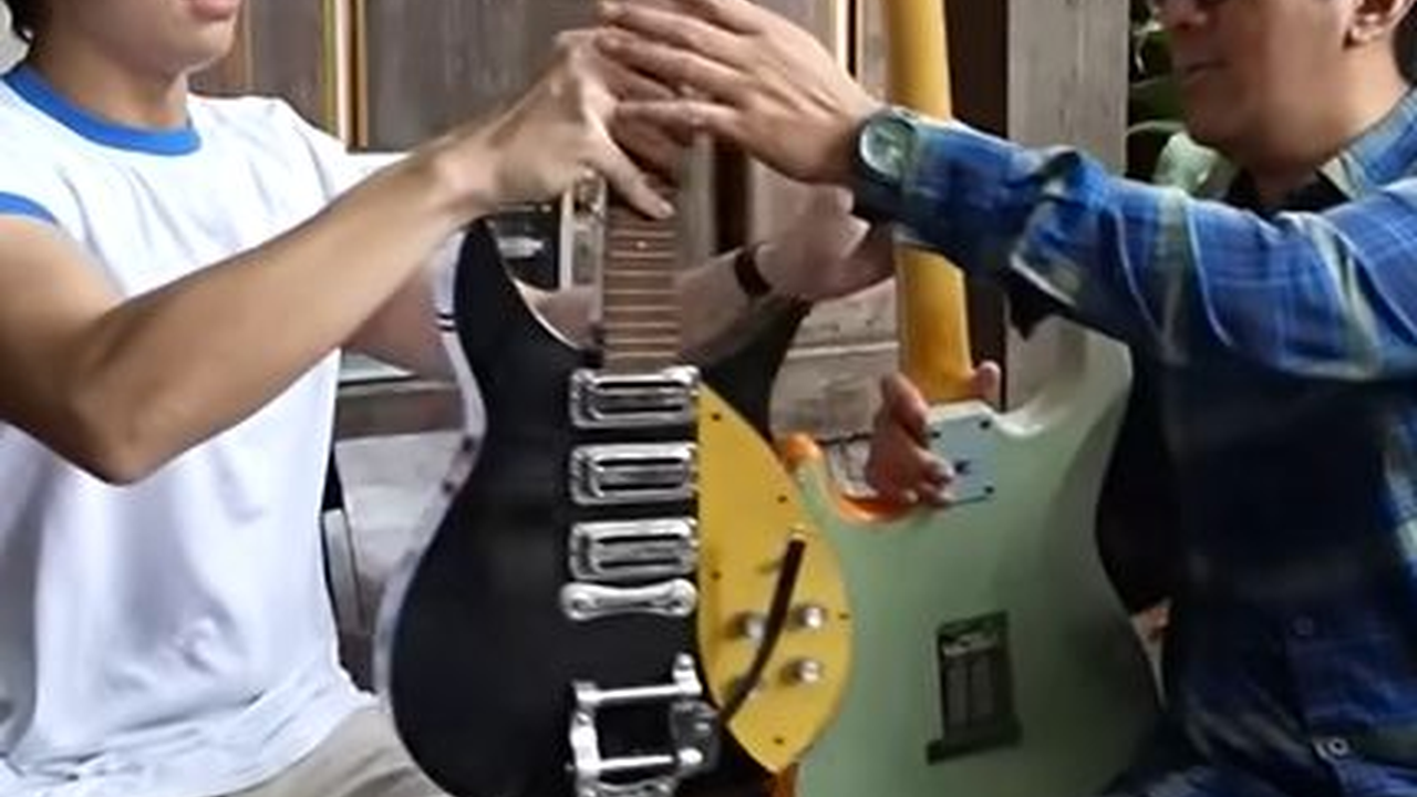 Andre Taulany Melongo Melihat Koleksi Gitar El Rumi, Ada yang Dipakai John Lennon 'Tahun 60-an Awal'