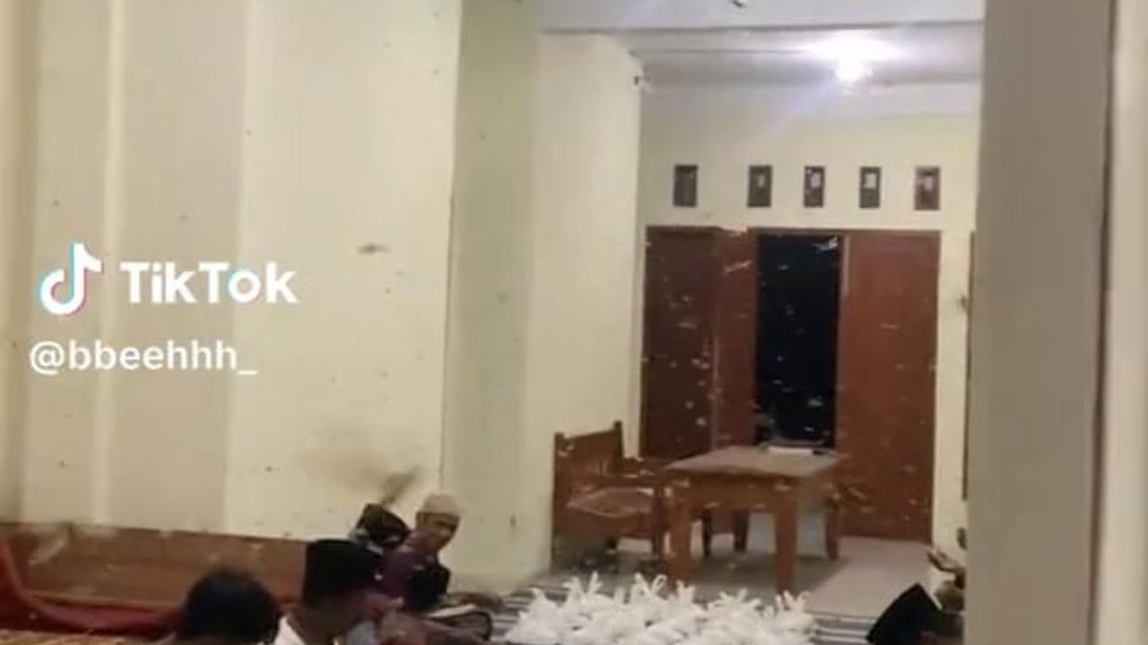 Viral Momen Pengajian Dipenuhi Laron Berterbangan, Jemaah Berusaha Khusyuk