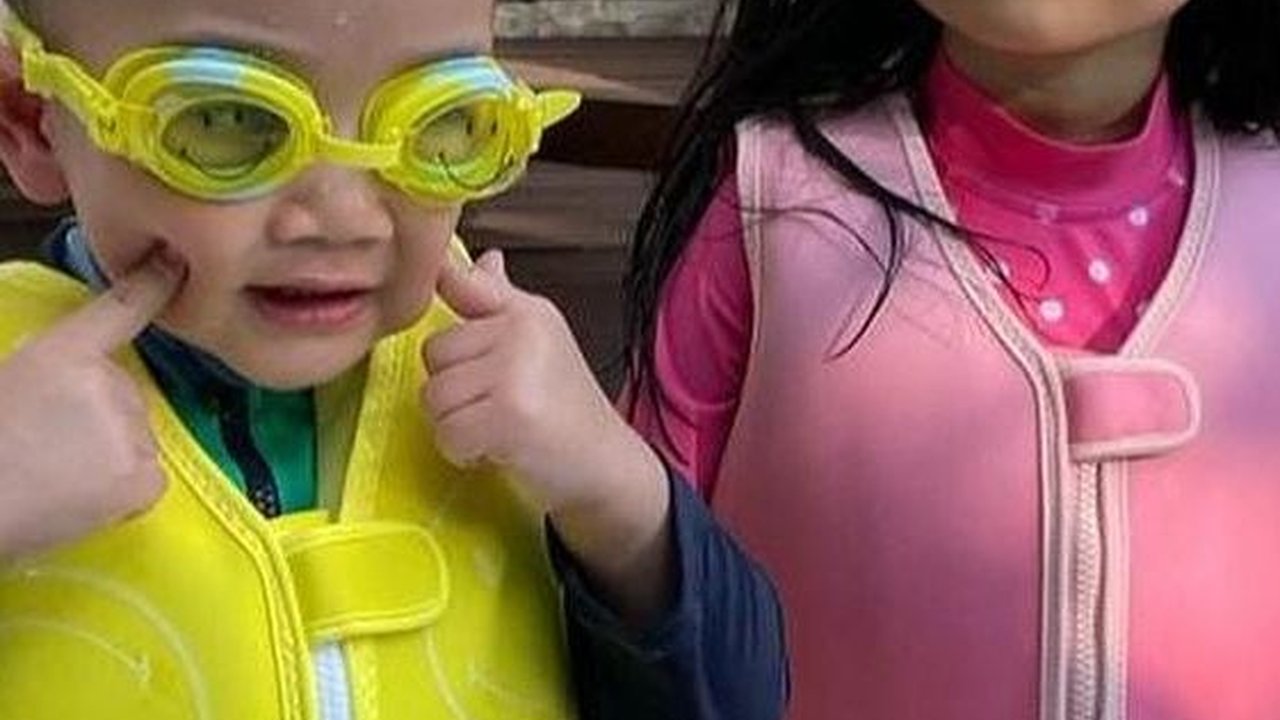 9 Potret Gemas Rayyanza dan Zunaira Pakai Baju Renang, Gayanya Lucu Banget Melebihi Boneka