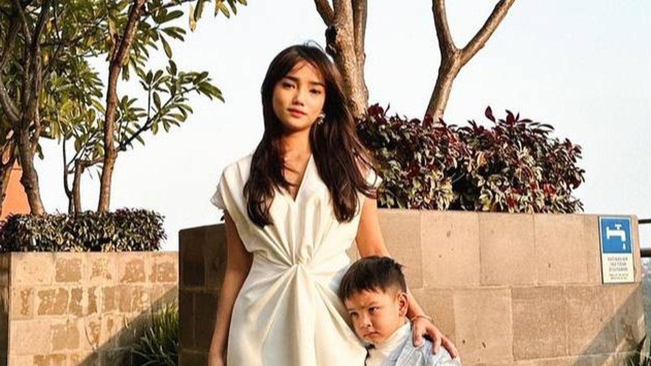 Netizen: Mamah Muda Jaksel, 8 Foto Fuji Bareng Gala Sky Yang Ganteng Banget Pakai Jas