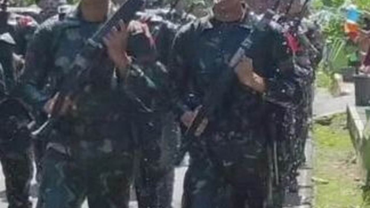 Anggota TNI Bersenjata Disiram Air saat Melintas, Ternyata Punya Makna Mendalam