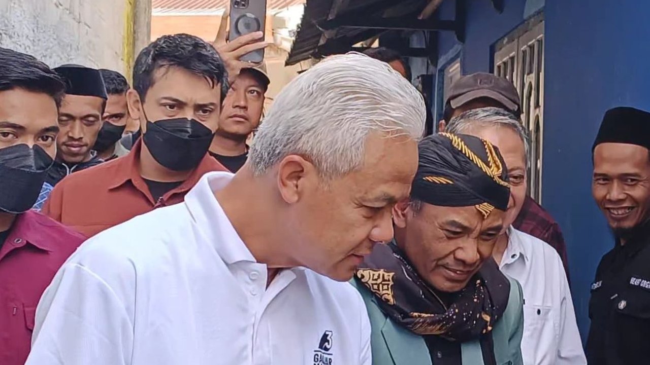 Momen Seru Ganjar Nginap di Rumah Warga, Diajak Curcol dan Nikmati Tempe Kemul Khas Wonosobo