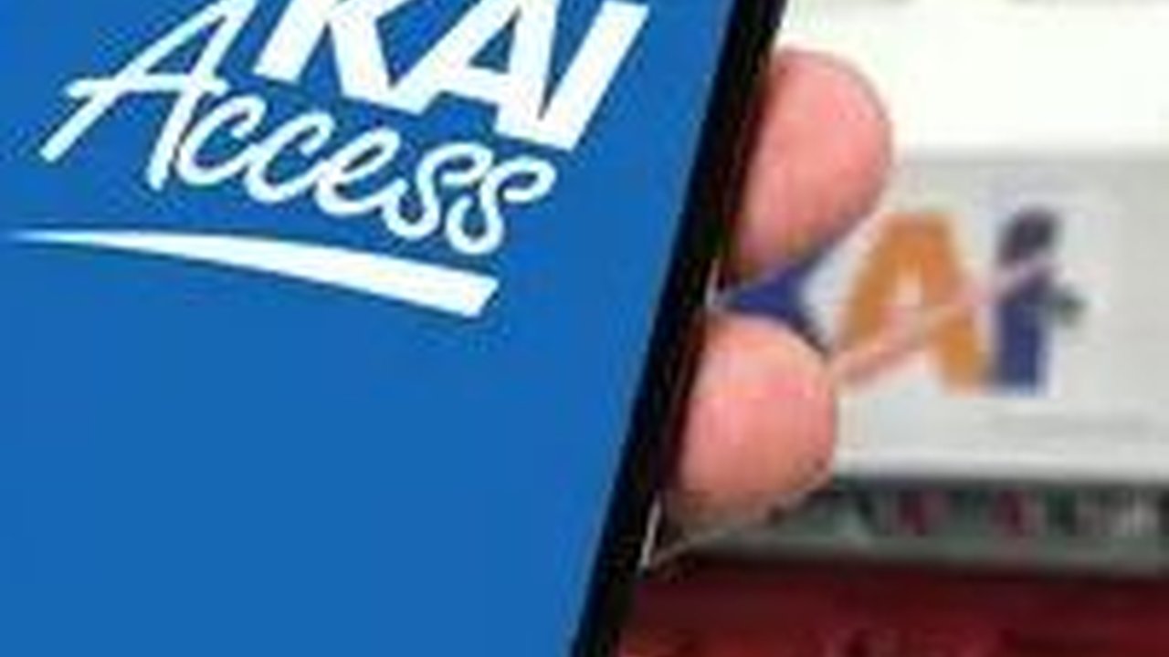 Traffic Tinggi, Masyarakat Harus Antre Pesan Tiket Kereta Api Online