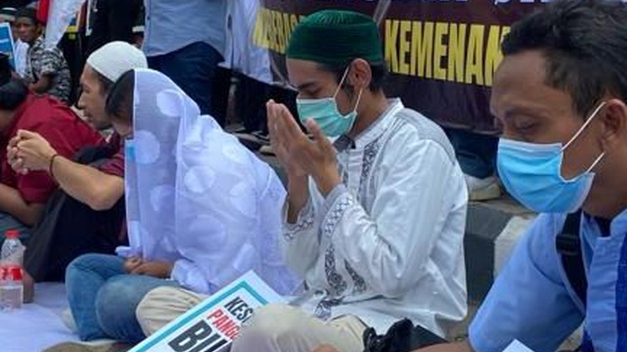 Ikuti Sidang Praperadilan Firli, Massa Gelar Doa Bersama di PN Jaksel
