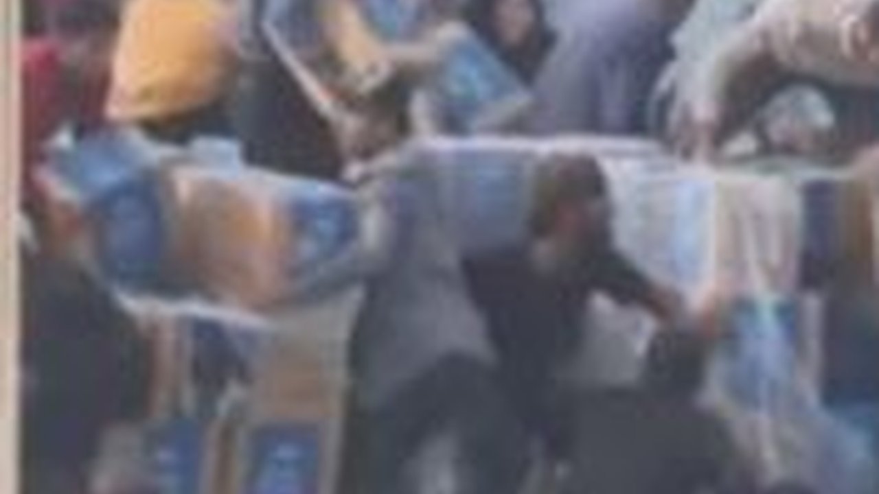 Warga Gaza Sudah Sangat Kelaparan, Terpaksa Jarah Truk Bantuan di Perbatasan Rafah