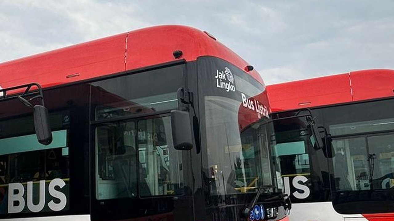 Transjakarta Minta Warga Lapor Jika Temukan Alat Peraga Kampanye di Bus dan Halte