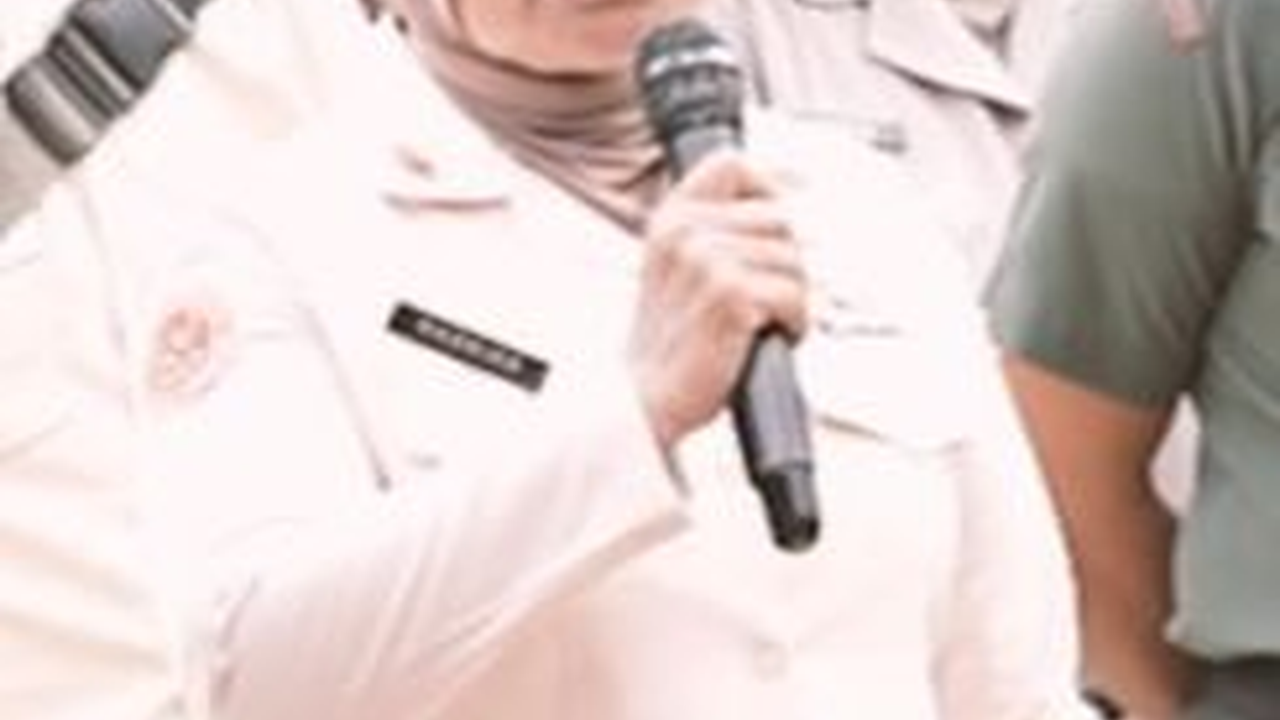 Sambil Menahan Air Mata, Ibu ini Minta ke Kapolri Anaknya jadi Polisi 'Gantikan Kakaknya yang Gugur oleh KKB'