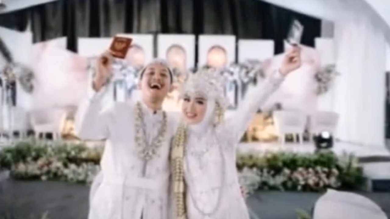 Pakai Template Aplikasi Edit Foto, Momen Pernikahan Pasangan Ini Jadi Mencengangkan