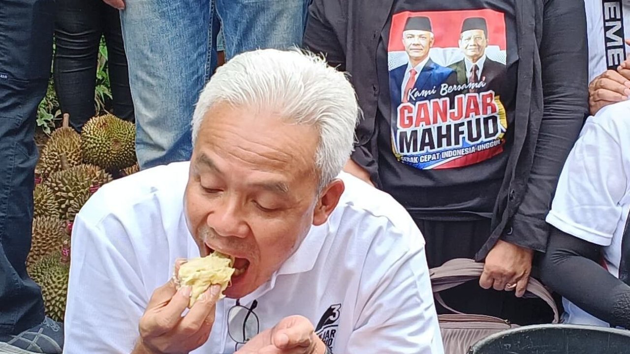 Ganjar Pranowo Hadir Dies Natalis ke-74 UGM, Pakai Baju Adat Jawa