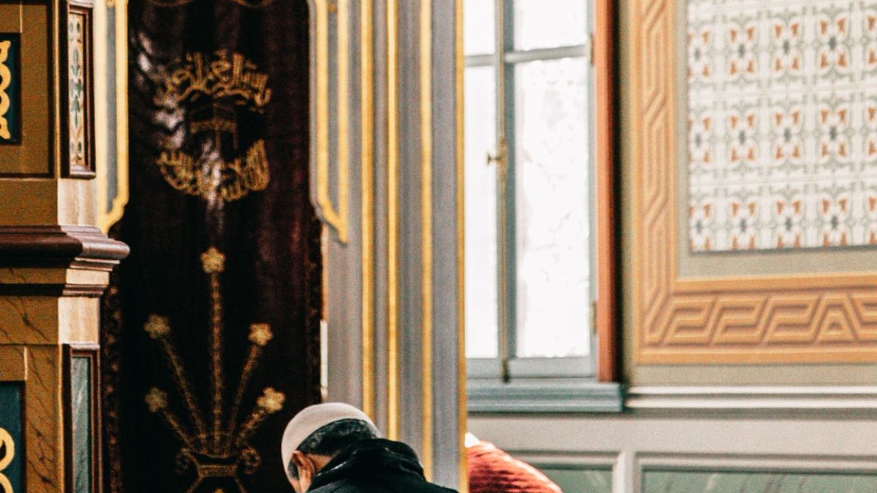 Doa Duduk di Antara Dua Sujud Arab Latin dan Artinya, Patut Dihafal