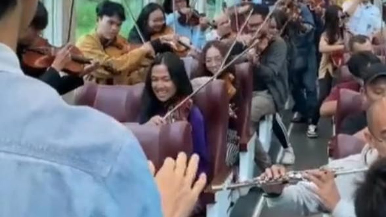 Momen Addie MS dan Orkestranya ‘Konser’ di Kereta Panoramic Ini Viral, Keren Banget