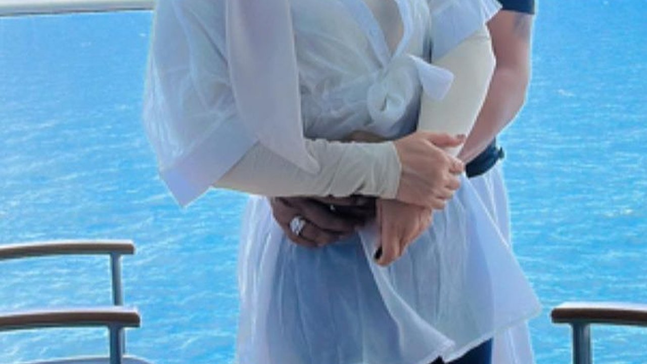 ⁠Dikenal Tajir Melintir dan Baik Hati, Potret Mesra Haji AW dan Sang Istri yang Cantik Memesona Jadi Sorotan