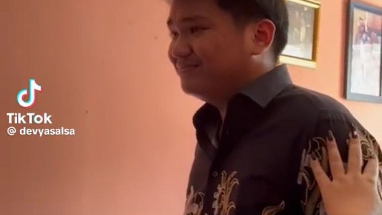 Viral Momen Adik Laki-laki Tahan Tangis saat Kakak Perempuannya Lamaran, Bikin Haru