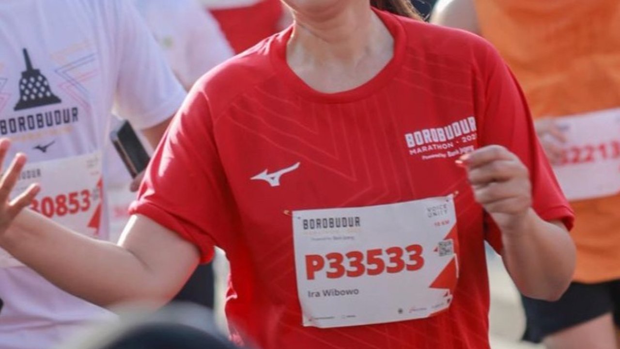 Genap Berusia 56 Tahun, Simak Deretan Potret Terbaru Ira Wibowo yang Awet Muda