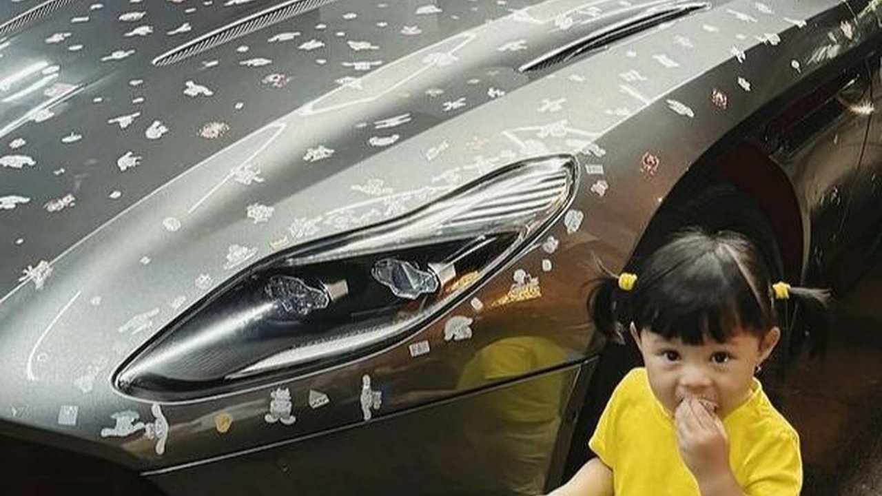Potret Ameena Tempeli Stiker di Mobil Mewah Papa Atta Halilintar, Aksi Lucunya Bikin Netizen Tertawa
