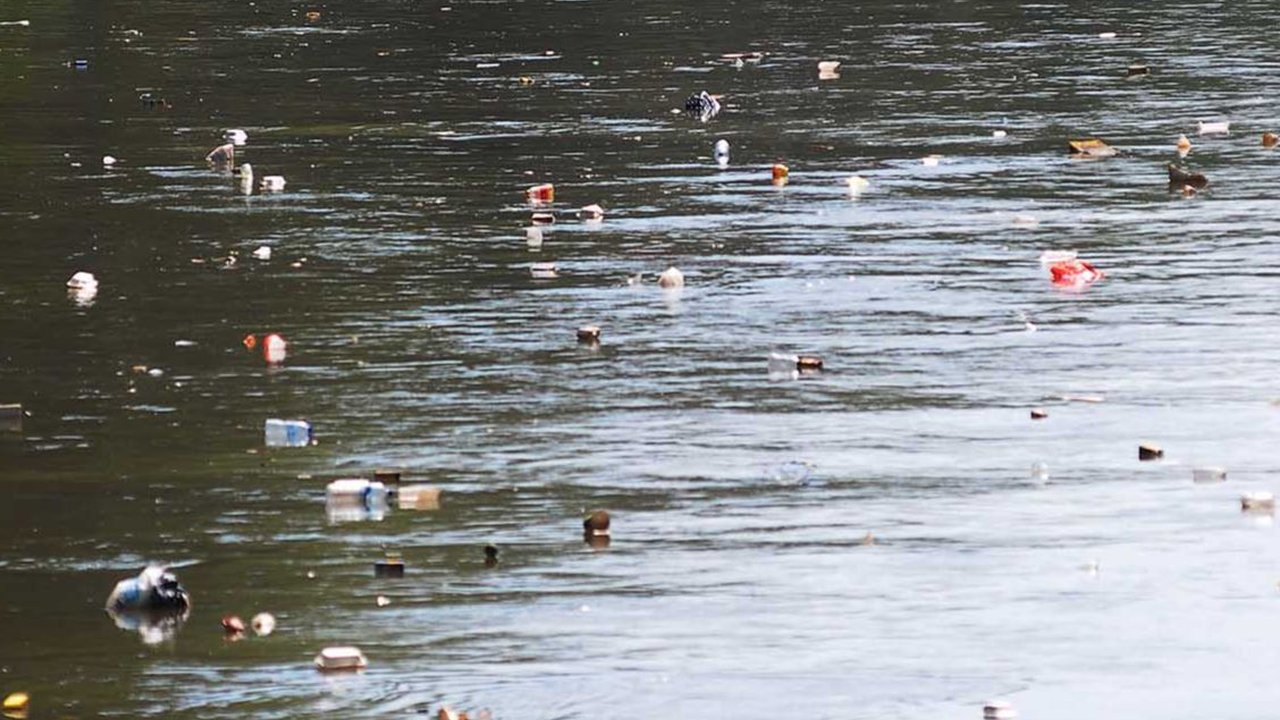 FOTO: Potret Sampah Plastik Cemari Sungai Ciliwung