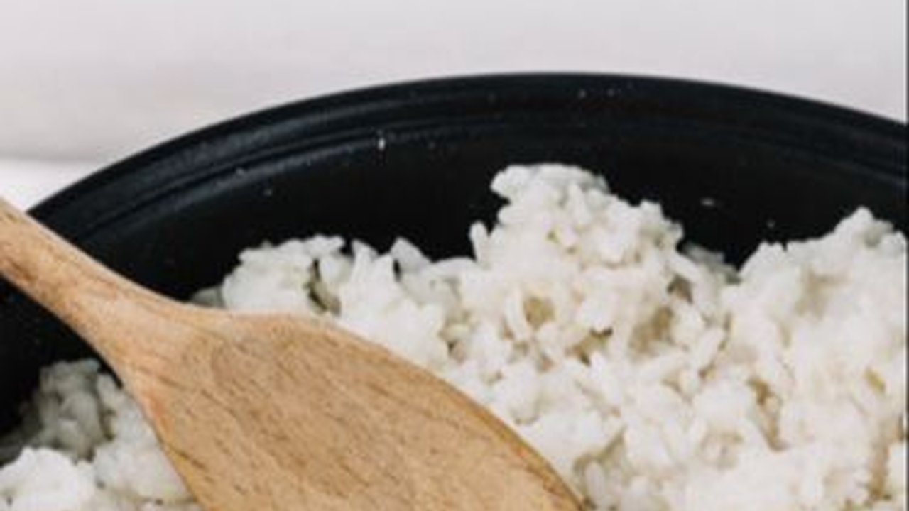 Cara Mudah Menanak Nasi yang Tidak Cepat Basi, Cuma Pakai 2 Bahan Dapur