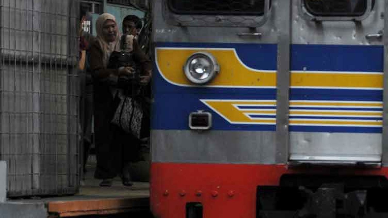 Alarm Covid-19 Kembali Berdering, Penumpang KRL Diimbau Pakai Masker Lagi