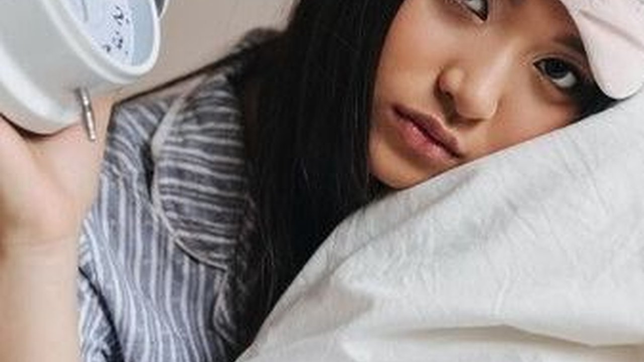 Badan Lelah Namun Sulit Tidur Malam? Temukan Penyebab dan Cara Mengatasinya