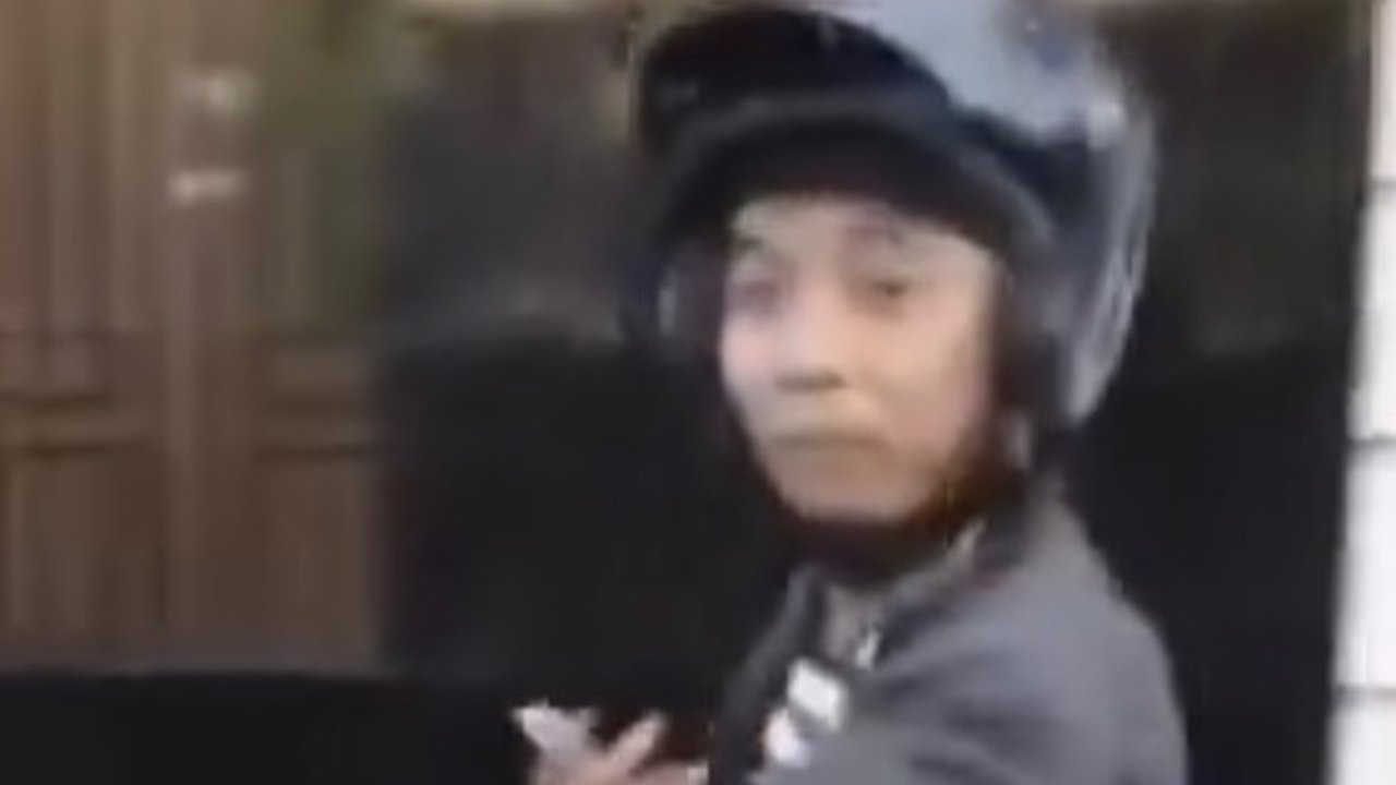 Viral Pria Tagih Hutang Sambil Joget, Bikin Nasabah Gak Tegang