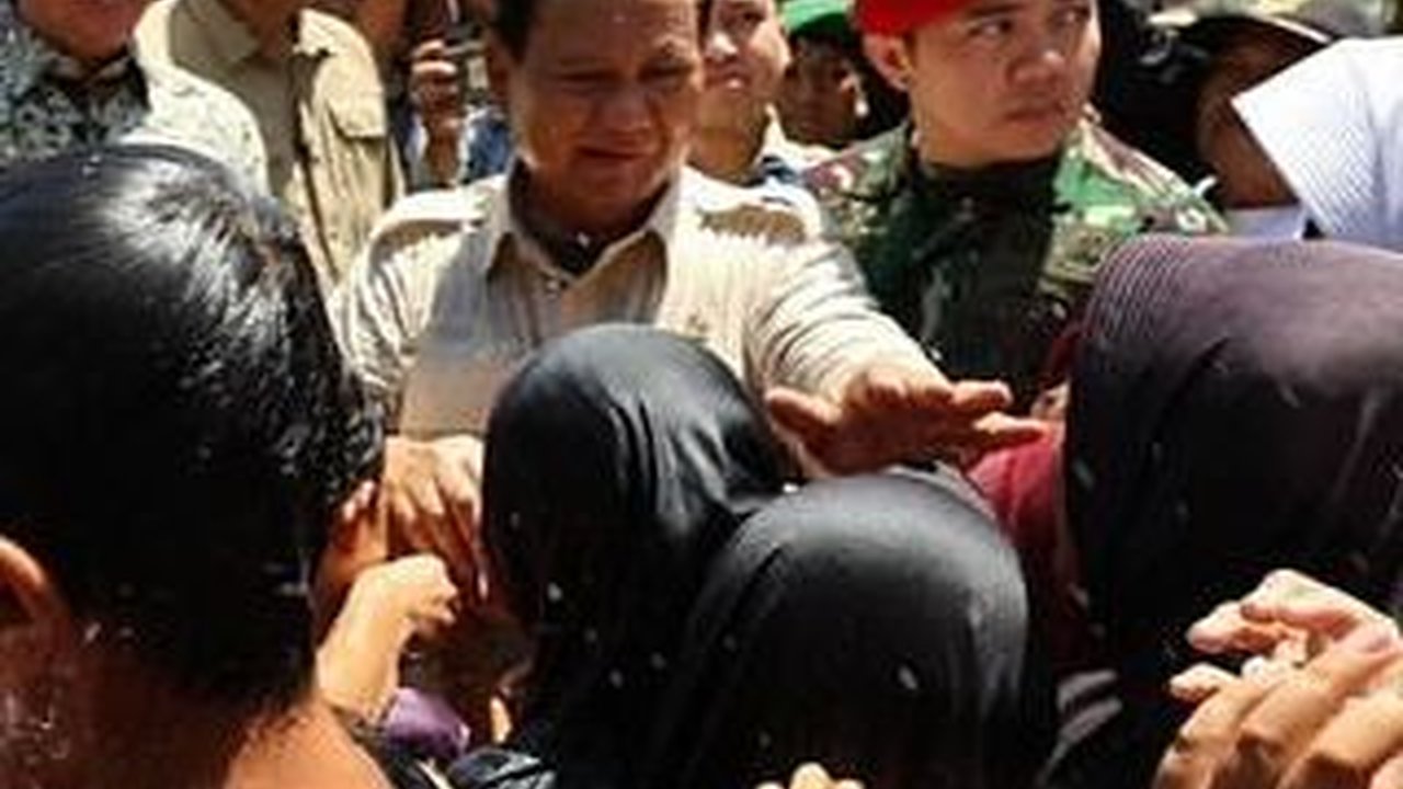 Sigap Mayor TNI Teddy Berseragam Loreng & Berbaret Merah Kopassus Kawal Prabowo